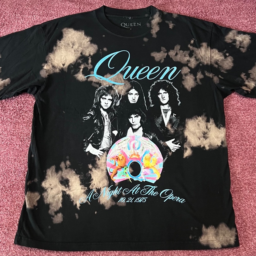 QUEEN A NIGHT AT THE OPERA ACID WASH PREMIUM GRAPHIC T SHIRT SIZE L